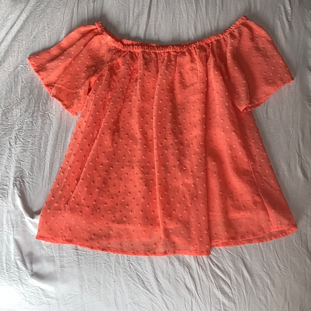 OFF the shoulder dotted top